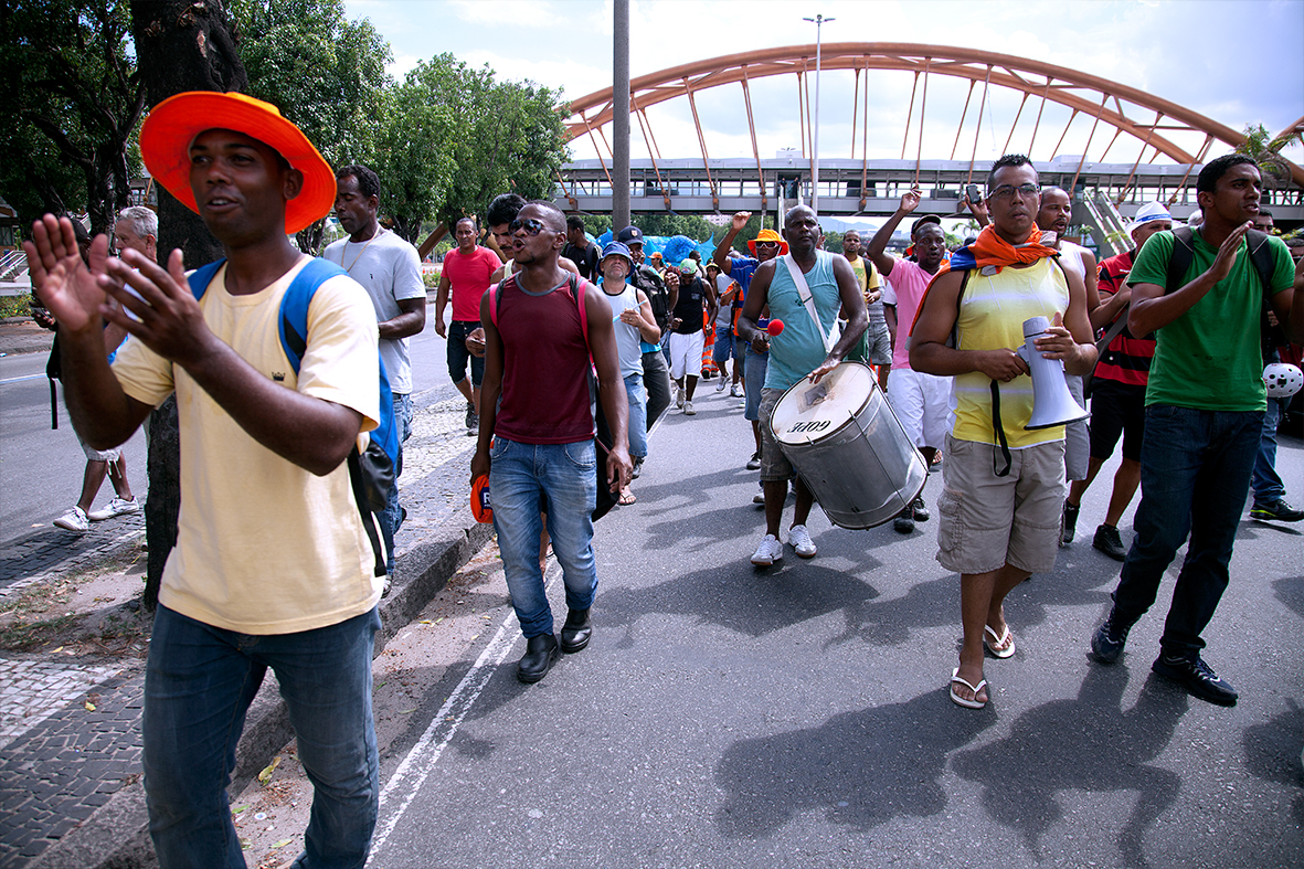 Garis fecham a Avenida Presidente Vargas, durante protesto no Centro do Rio — Foto: Rafael Daguerre