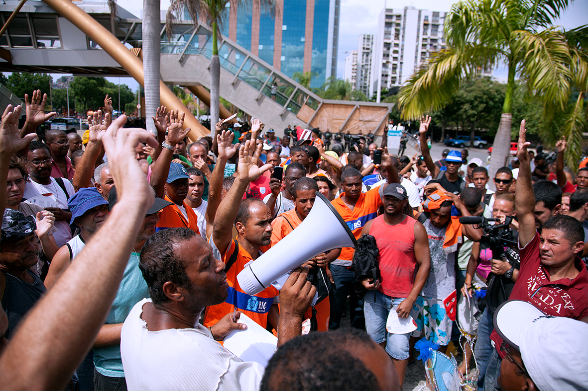 Garis protestam em frente à Prefeitura, no Centro do Rio — Foto: Rafael Daguerre