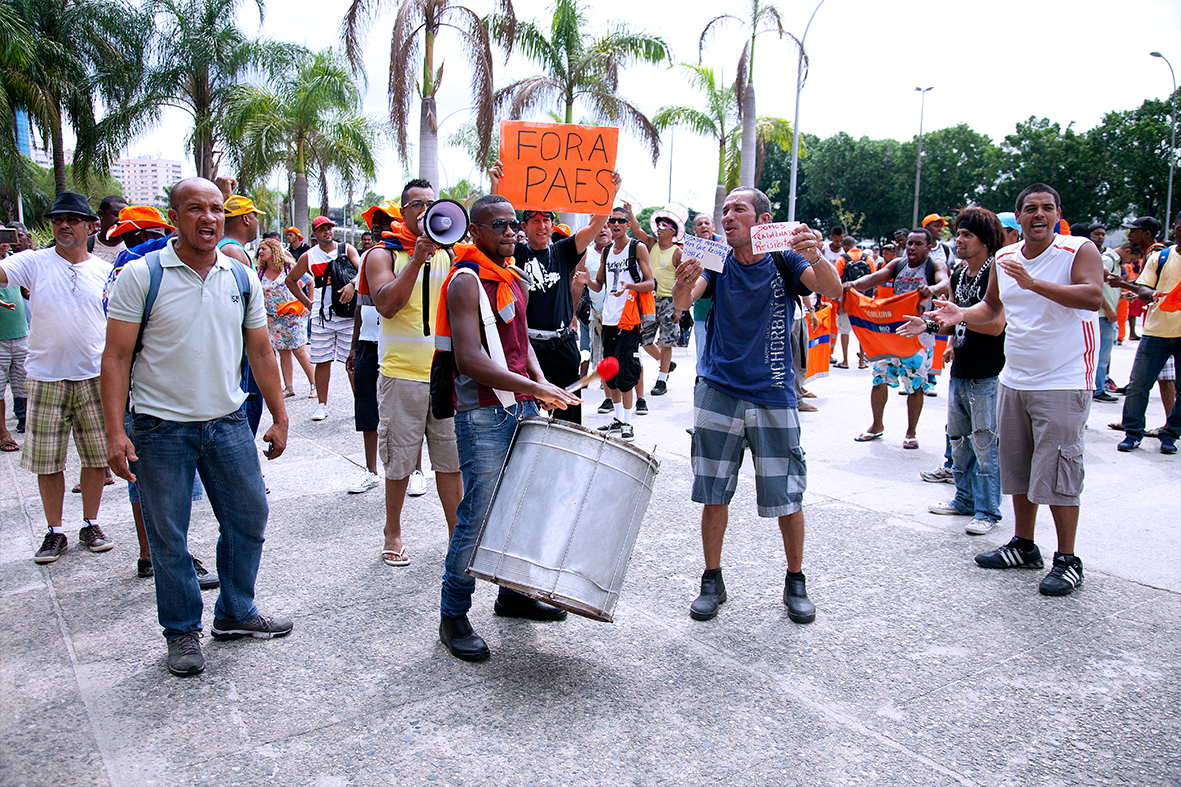 Garis protestam em frente à Prefeitura, no Centro do Rio — Foto: Rafael Daguerre