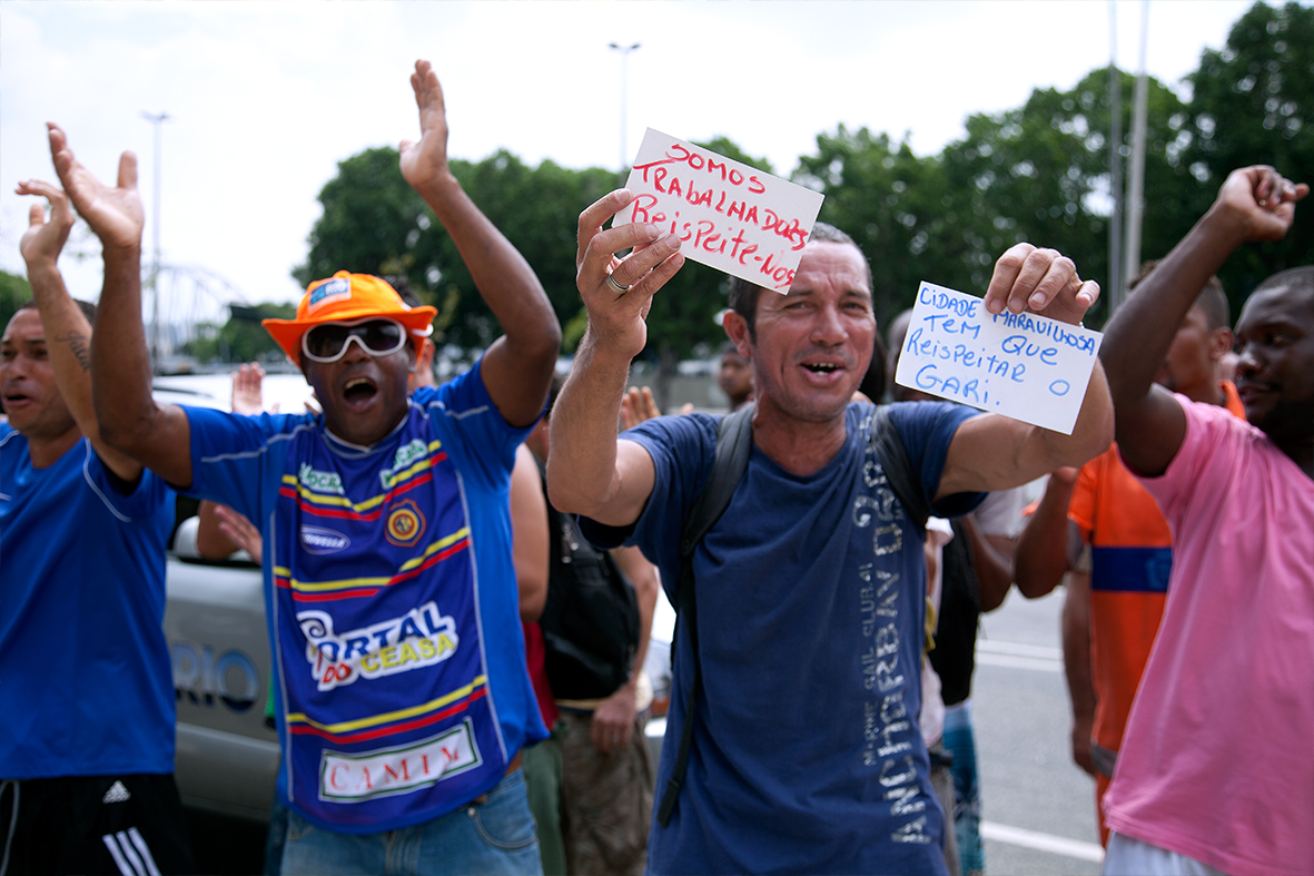 Garis protestam em frente à Prefeitura, no Centro do Rio — Foto: Rafael Daguerre