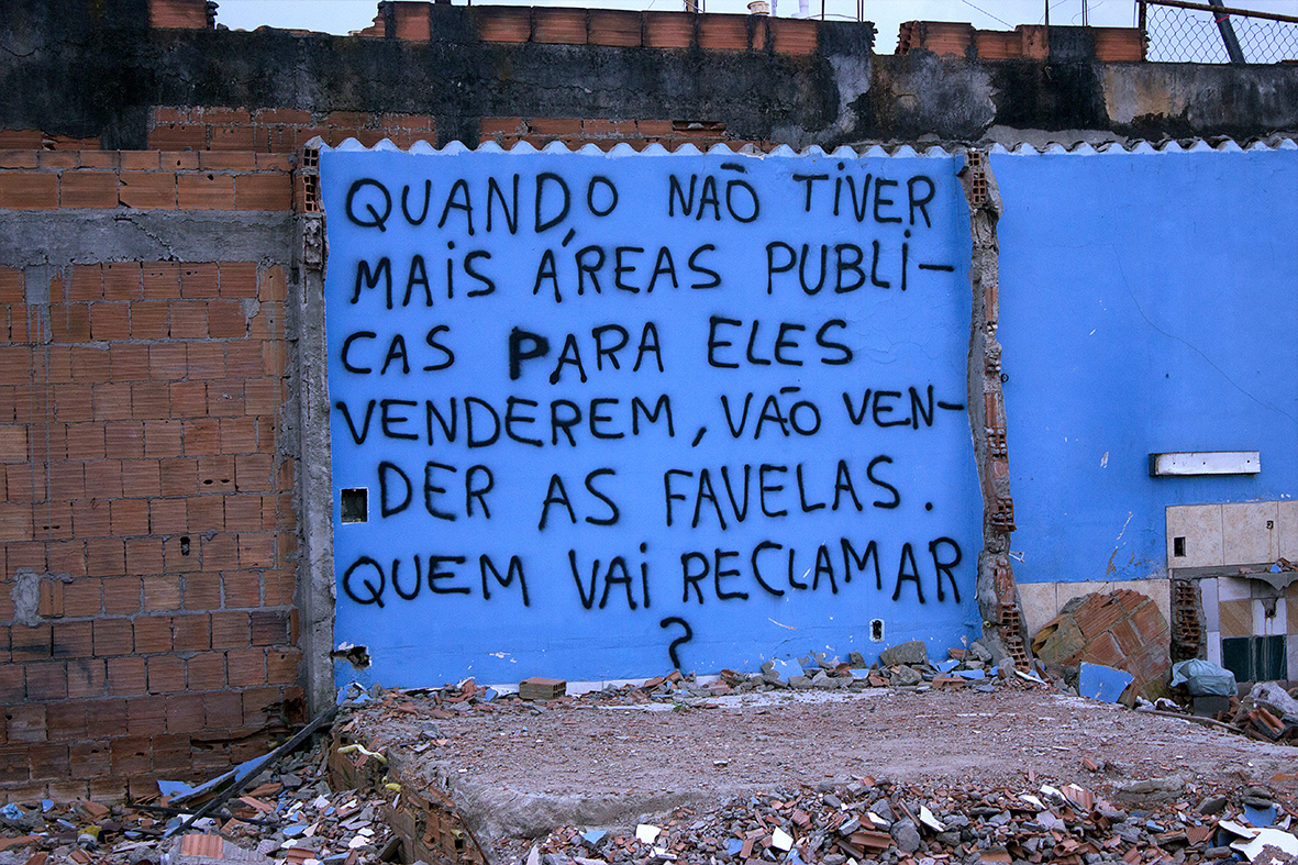 vila_autodromo_01 Pichações simbolizam a resistência dos moradores da Vila Autódromo, dezembro de 2015 — Foto: Rafael Daguerre