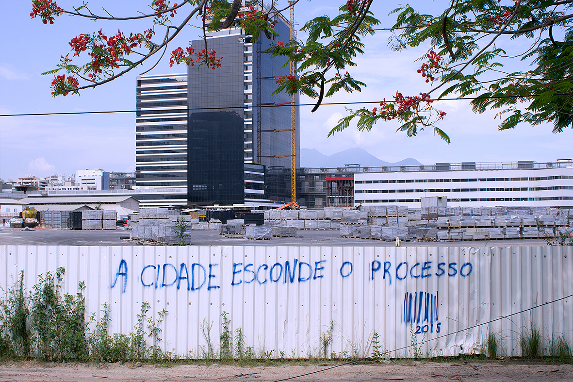 Pichações simbolizam a resistência dos moradores da Vila Autódromo, 12/12/2015 — Foto: Rafael Daguerre