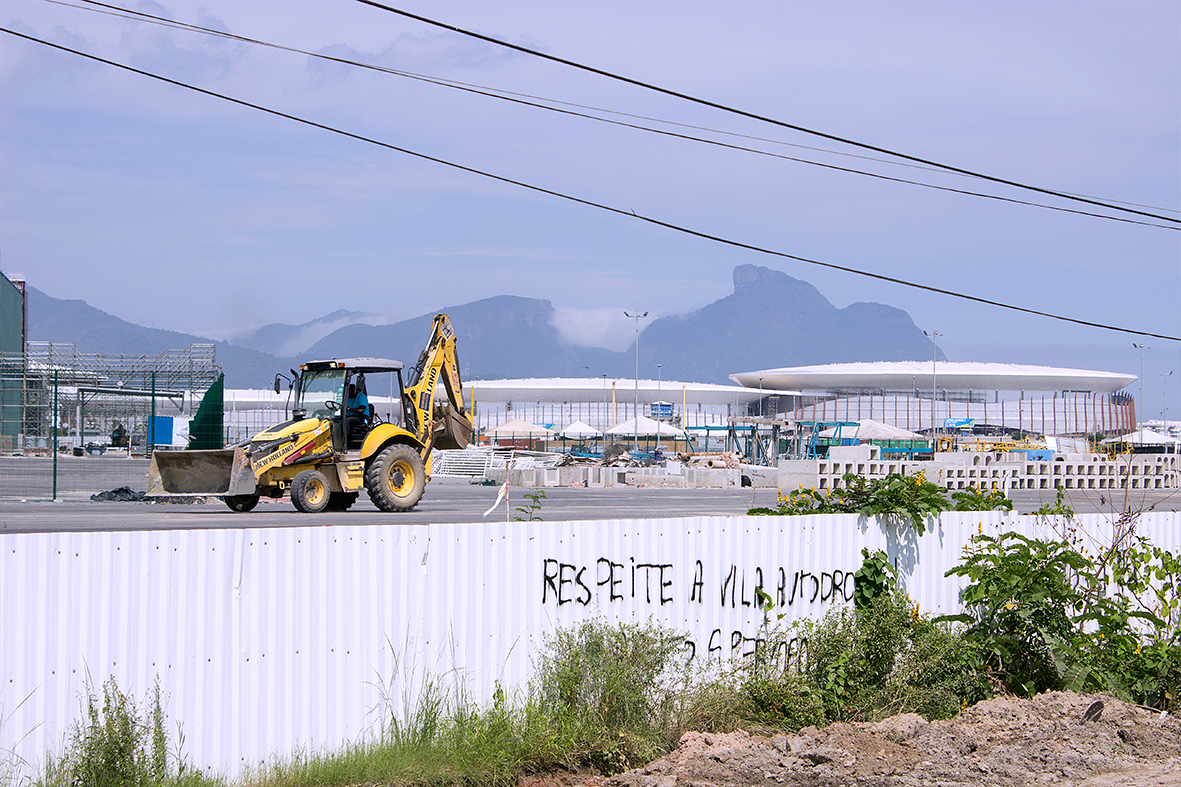 Obras do Parque Olímpico ao lado dos escombros das casas destruídas pela prefeitura na Vila Autódromo — Foto: Rafael Daguerre