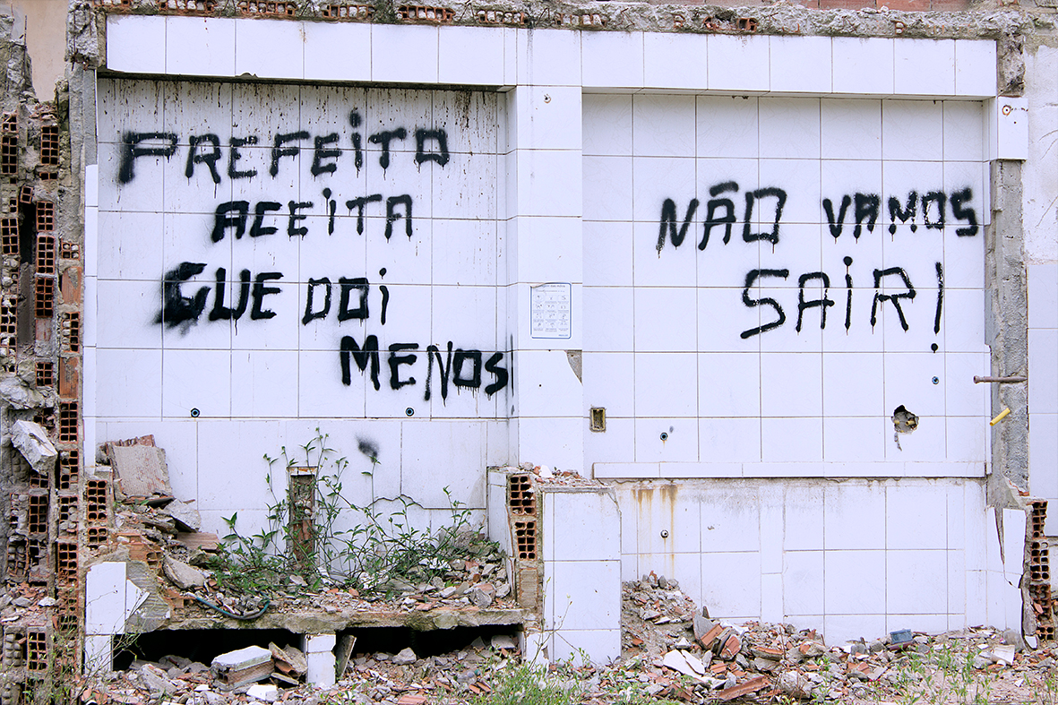 Pichações simbolizam a resistência dos moradores da Vila Autódromo, 12/12/2015 — Foto: Rafael Daguerre