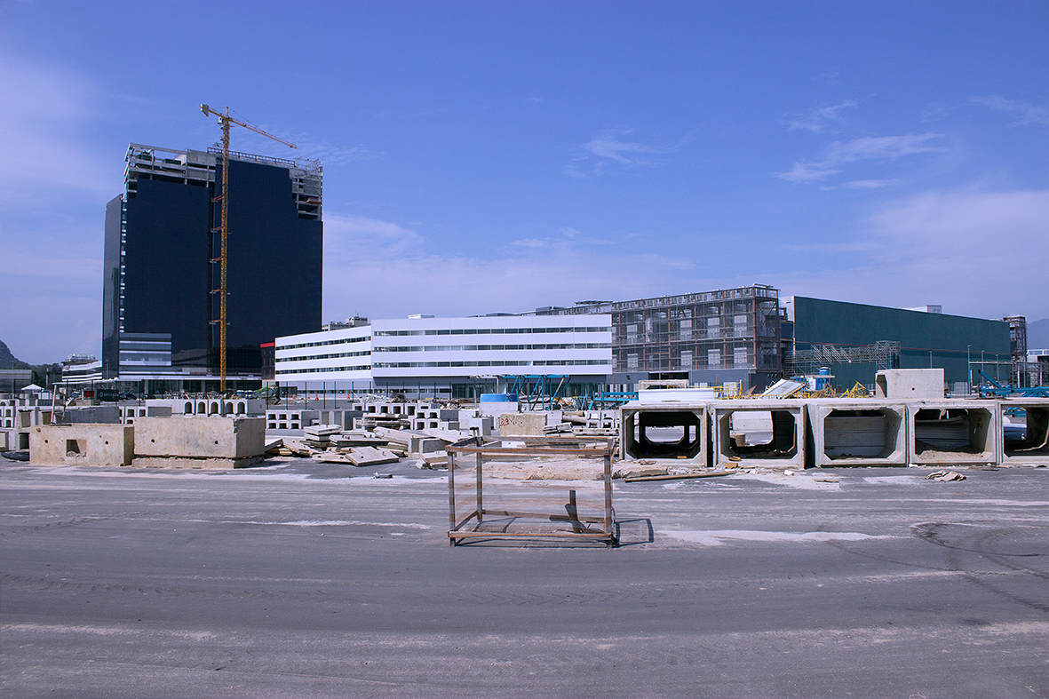 Obras do Parque Olímpico ao lado da Vila Autódromo, dezembro de 2015 — Foto: Rafael Daguerre