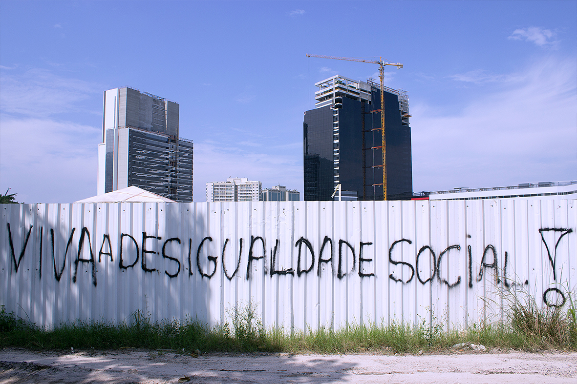 Casas destruídas pela prefeitura do Rio na Vila Autódromo contrastam com os gigantescos empreendimentos para as Olimpíadas — Foto: Rafael Daguerre