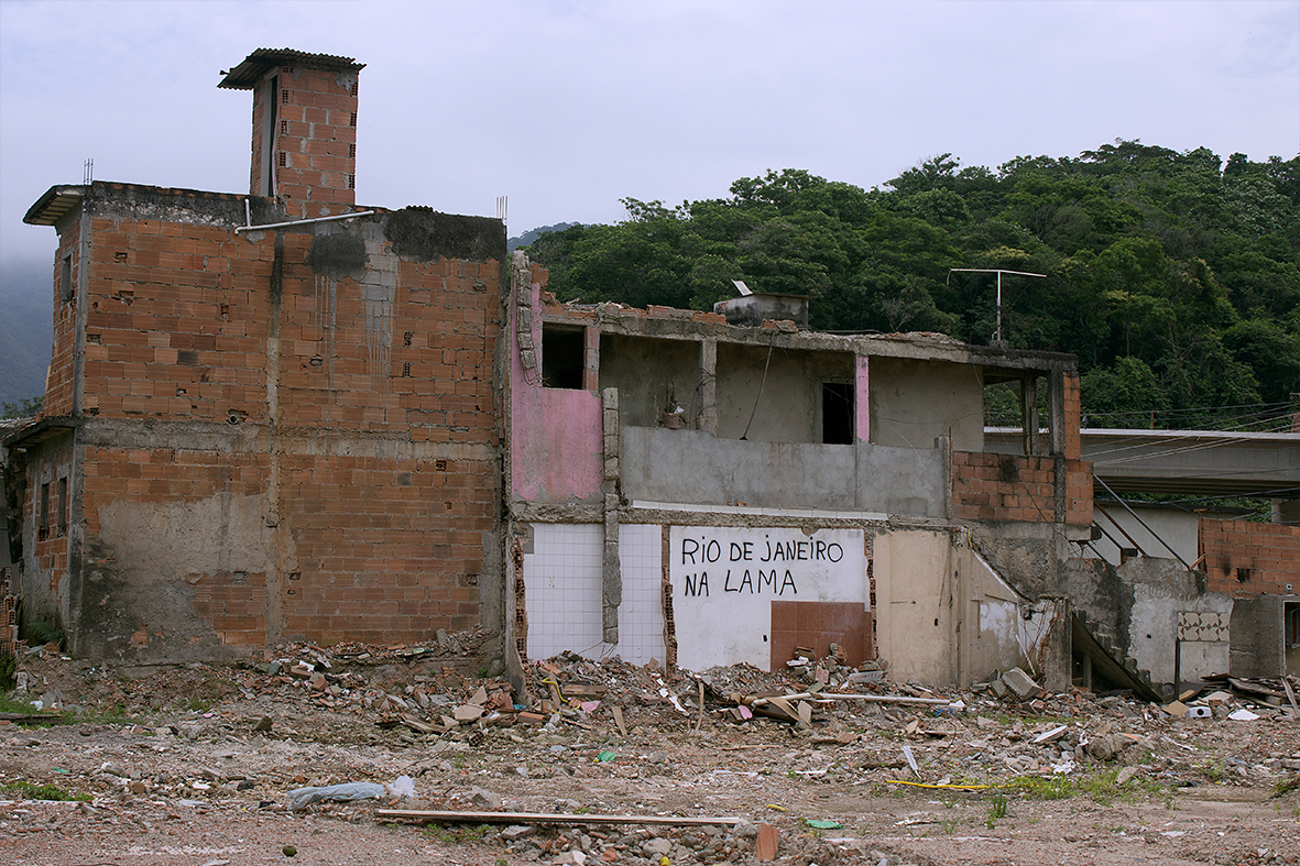 Casas destruídas pela prefeitura do Rio na Vila Autódromo, 12 de dez.2015 - Foto: Rafael Daguerre