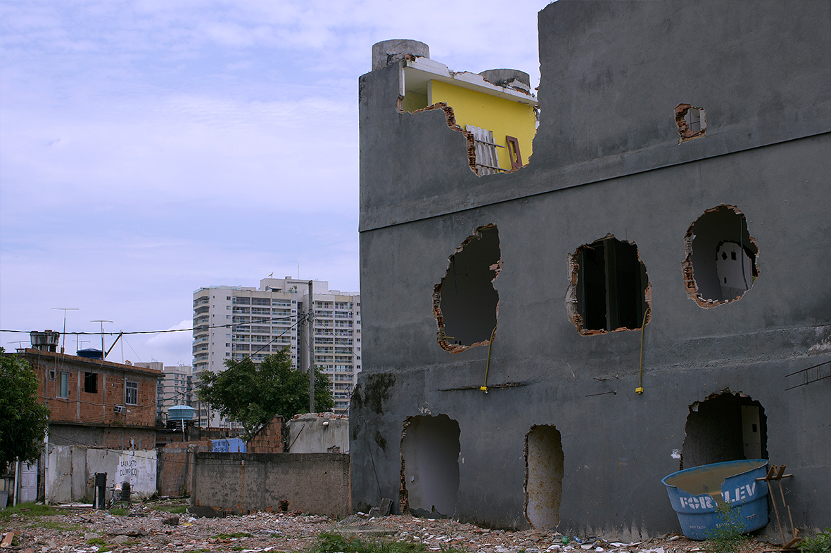 Casas destruídas pela prefeitura do Rio na Vila Autódromo, dezembro de 2015 — Foto: Rafael Daguerre