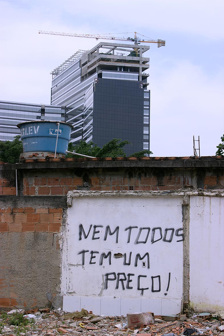 Casas destruídas pela prefeitura do Rio na Vila Autódromo contrastam com os gigantescos empreendimentos para as Olimpíadas — Foto: Rafael Daguerre