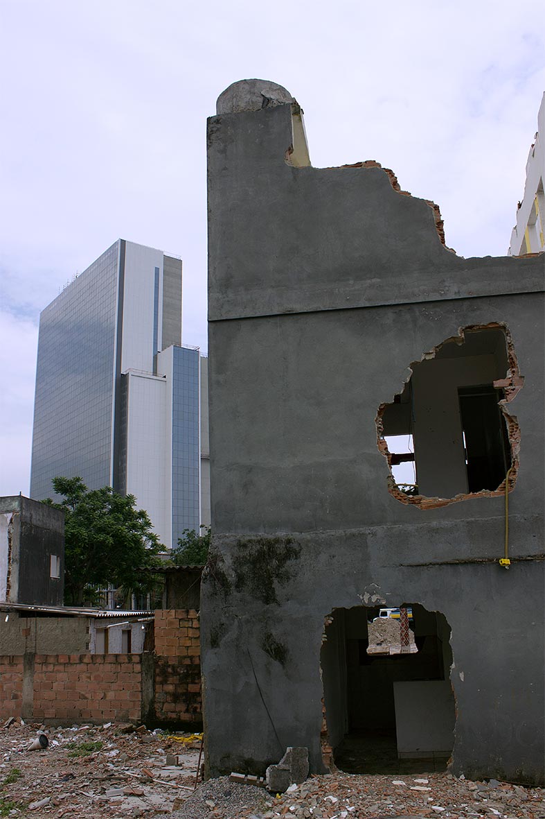 Remoção da Vila Autódromo contrasta com os gigantescos empreendimentos para as Olimpíadas - 2015